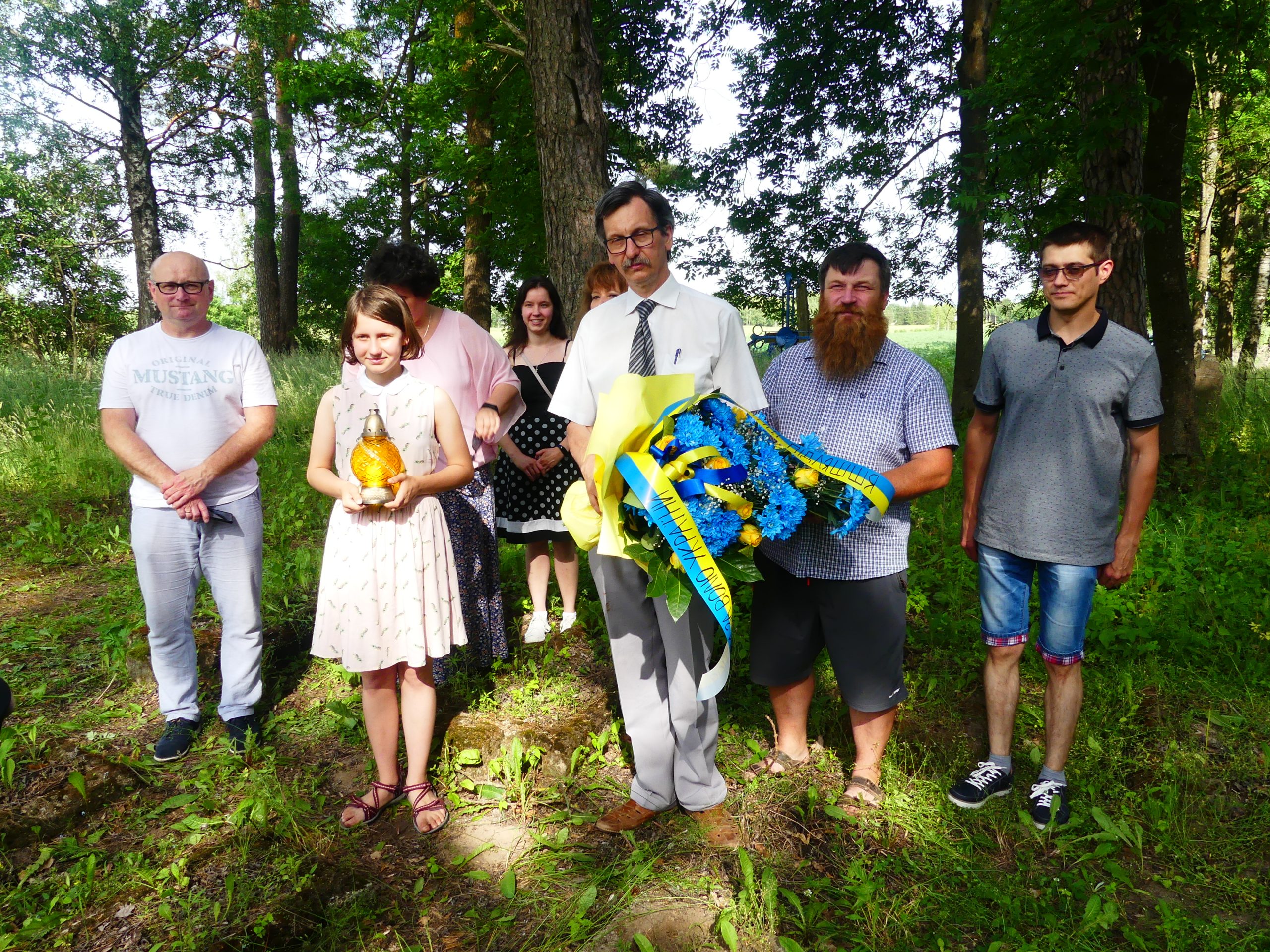 Złożenie kwiatów pod pomnikiem „Bojownikom o Ukrainę” w Dubinach